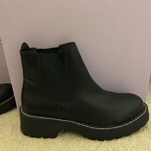 Madden Girl Women’s Cindyy Chelsea Boot